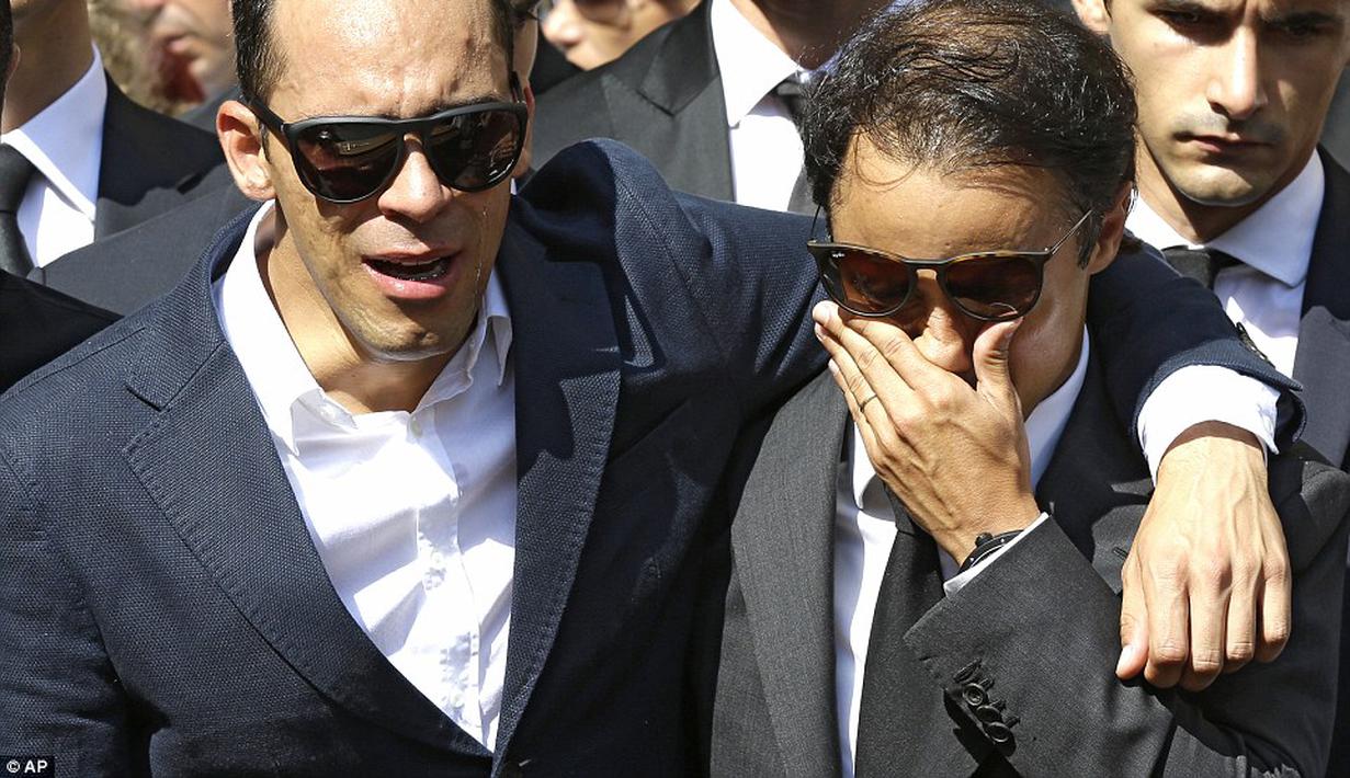 Pebalap F1, Pastor Maldonado (kiri) dan Felipe Massa terlihat emosional. (AP Photo)