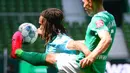 Pemain Werder Bremen,  Ludwig Augustinsson, berebut bola dengan pemain Wolfsburg, Kevin Mbabu, pada laga Bundesliga di Weserstadion Minggu (7/6/2020). Werder Bremen takluk 0-1 dari Wolfsburg. (AFP/Patrik Stollarz)