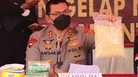 Kapolda Aceh, Irjen Pol. Ahmad Haydar, sedang memperlihatkan pil ekstasi yang berhasil diamankan selama operasi pengungkapan penyelundupan narkotika jaringan internasional di Aceh (Liputan6.com/Ist)