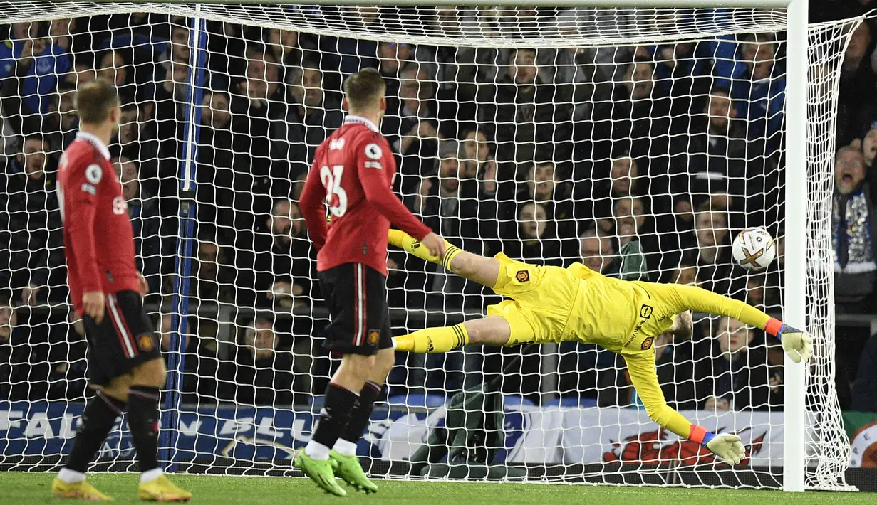 <p>Kiper MU, David de Gea (kanan), berhasil menghalau bola yang berasal dari tendangan pemain Everton dalam pertandingan lanjutan Liga Inggris 2022/2023 yang berlangsung di Goodison Park , Sabtu (9/10/2022). (AFP/Oli Scarff)</p>