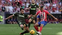 Duel antara pemain Girona, Eric Garcia, dan penyerang Atletico madrid, Samuel Lino, dalam laga jornada 31 La Liga Spanyol di Metropolitano Stadium, Sabtu (13/4/2024) malam WIB. (Thomas COEX / AFP)