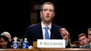 CEO Facebook Mark Zuckerberg memberikan kesaksian di hadapan Kongres dan Senat AS di Capitol Hill, Washington, Senin (10/4). Zuckerberg membuka sesi dengar pendapat di depan sejumlah senator dengan kalimat, "saya minta maaf." (AP Photo/Andrew Harnik)