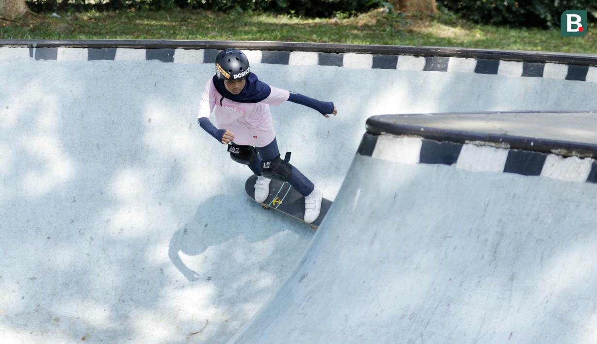 Atlet skateboard Indonesia, Bunga Nyimas Cinta, saat latihan di Skateboard Park, TMII, Jakarta, Sabtu (8/9/2018). Berhasil meraih perunggu, Bunga Nyimas menjadi atlet termuda peraih medali di Asian Games 2018. (Bola.com/M Iqbal Ichsan)