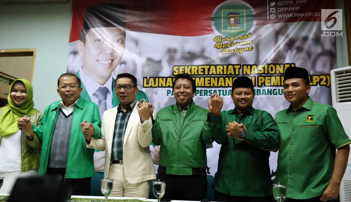 Bakal calon Pasangan Gubernur dan Wakil Gubernur Jawa Barat Ridwan Kamil dan Uu Ruzhanul Ulum, Ketua Umum PPP Romahurmuziy, Sekjen PPP Arsul Sani, foto bersama saat deklarasi di Kantor PPP, Jakarta, Selasa (24/10). (Liputan6.com/JohanTallo)