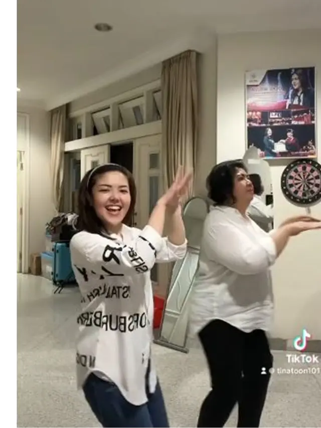 6 Potret Kedekatan Tina Toon dan Ibunda, Senang Diajak Joget TikTok Bareng