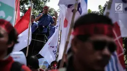 Peserta demo berorasi saat menggelar aksi di depan kantor Kementerian BUMN, Jakarta, Senin (31/7). Mereka menuntut evaluasi yang melibatkan kerja sama antara PT. JICT, PT Pelindo II dan Hutchison Port Holding. (Liputan6.com/Faizal Fanani)