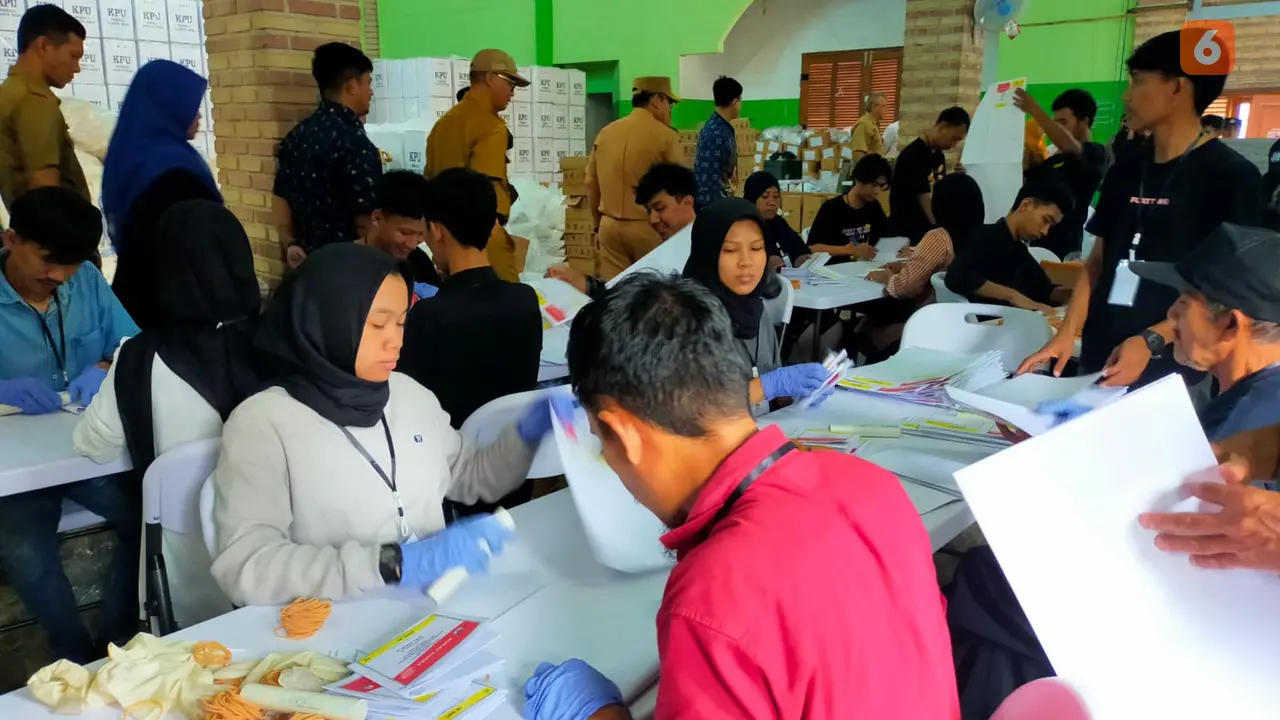 Proses sortir dan lipat surat suara DPR RI dan DPRD Provinsi di Gudang Logistik KPU Kota Sukabumi, untuk Pemilu 2024 (Liputan6.com/Fira Syahrin).