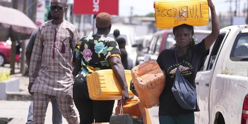 Warga Nigeria berjuang menghadapi kelangkaan bahan bakar