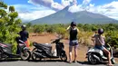 Sejumlah turis mengabadikan pemandangan erupsi Gunung Agung di Kabupaten Karangasem, Bali, Jumat (6/7). Mereka sibuk mengabadikan semburan abu vulkanik Gunung Agung.  (AFP FOTO / Sonny Tumbelaka)