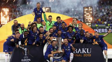 Pemain Chelsea merayakan gelar juara Liga Eropa 2019 usai mengalahkan Arsenal pada laga final Liga Eropa di Baku Olympic Stadium, Kamis (30/5) dini hari WIB. Chelsea menang 4-1 atas Arsenal. (AP Photo/Darko Bandic)