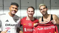 Bintang Liverpool, Alexis Mac Allister, berfoto bersama dua pemain Yokohama F Marinos, Jeisson Quinones dan Sandy Walsh, setelah laga uji coba di Yokohama, Rabu (30/7/2025). (IG/Jeisson Quinones)