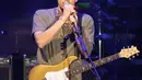 Penampilan penyanyi asal Amerika Serikat,  John Mayer saat tampil dalam konser bertajuk John Mayer Asia Tour 2019 di ICE BSD City, Tangerang, Jumat (5/4/2019). Dalam konser perdananya di Indonesia tersebut, John Mayer tampil kasual dengan t-shirt hijau dan jeans panjang. (Fimela.com/Bambang E. Ros)
