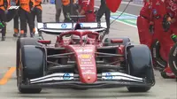 Charles Leclerc memasuki pit stop saat membalap di Formula 1 (F1) GP Hungaria, Minggu (3/8/2025) malam WIB. (Bola.com/Dok. F1)