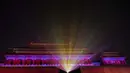 Sebuah pertunjukan cahaya di dalam Kota Terlarang terlihat selama perayaan Festival Lentera di Beijing, Selasa (19/2). Acara ini menandai pertama kalinya Kota Terlarang dibuka pada malam hari dalam rentang waktu 94 tahun lamanya. (NICOLAS ASFOURI / AFP)
