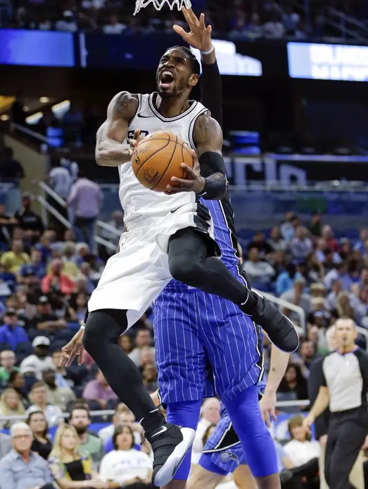 Pebasket San Antonio Spurs, Brandon Paul, berusaha memasukan bola pada laga NBA di Amway Center, Sabtu (28/10/2017). San Antonio Spurs takluk 87-114 dari Orlando Magic. (AP/John Raoux)