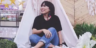 Fitri Tropica, selalu identik dengan dandanannya yang khas dan unik. Tidak memamerkan keseksiannya, perempuan yang akrab disapa Fitrop ini tetap tampil stylish dengan rasa percaya dirinya. (Instagram/fitrop)