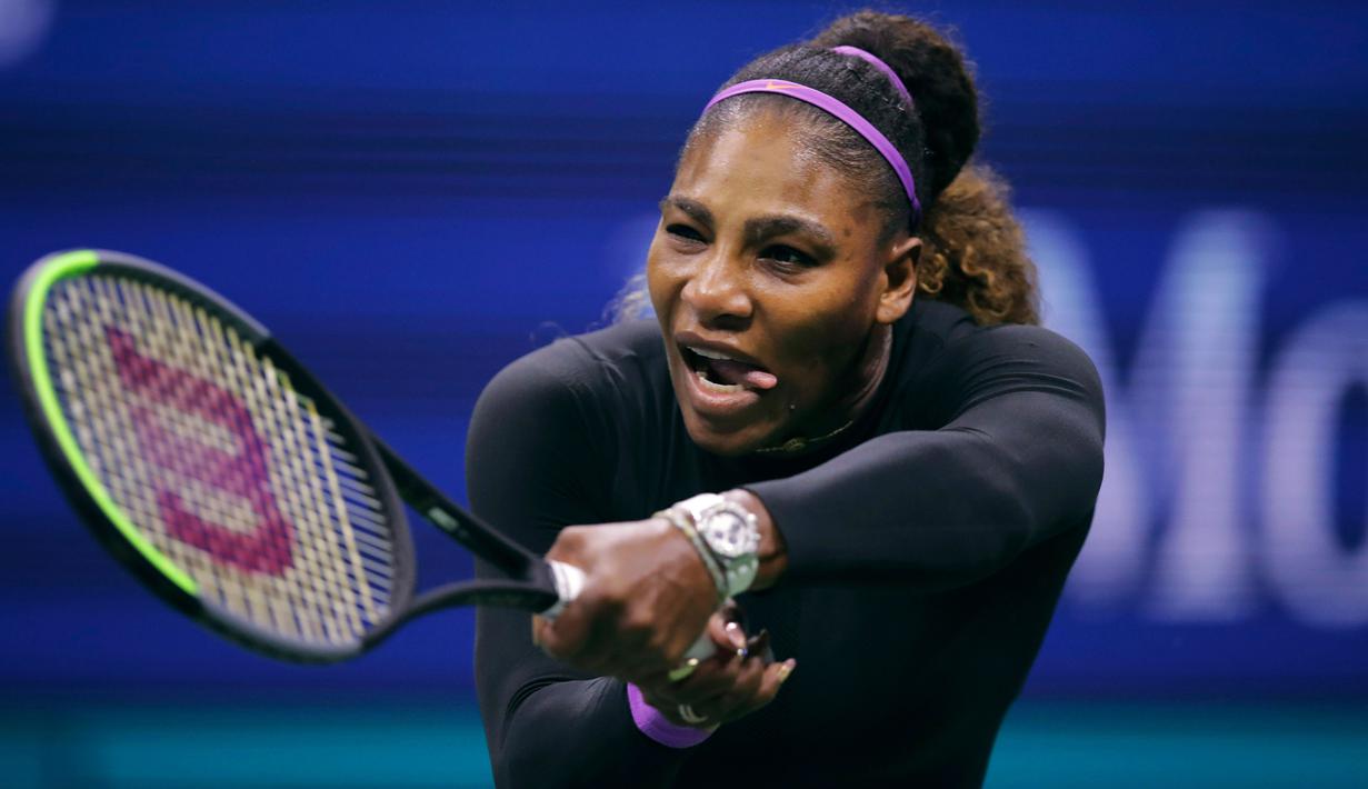 Petenis Amerika Serikat, Serena Williams melakukan servis ke arah petenis China, Wang Qiang pada perempat final AS Terbuka 2019 di USTA Billie Jean King National Tennis Center, Selasa (3/9/2019). Serena Williams melaju ke babak semi final setelah menang 6-1 dan 6-0. (AP/Charles Krupa)