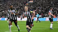 Gelandang Newcastle United Anthony Gordon berselebrasi setelah mencetak gol&nbsp;dalam pertandingan Liga Inggris melawan Arsenal di di St James' Park, Minggu (5/11/2023) dini hari WIB.&nbsp;(Oli SCARFF / AFP)