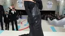 Paris Hilton mengenakan gaun hasil kolaborasinya dengan desainer Marc Jacobs. [Foto: IG/parishilton].