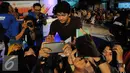 Iko Uwais memberikan tanda tangan kepada penggemarnya saat mengisi acara Emtek Goes To Campus 2016, Yogyakarta, Rabu (2/11). Iko Uwais juga mempromosikan film terbarunya yang berjudul 'Headshot' (Liputan6.com/Helmi Afandi)