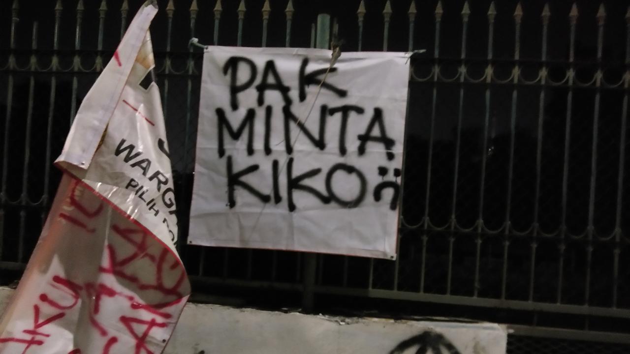 Ruas Jalan Gatot Subroto dikotori puing dari pengunjuk rasa yang menyampaikan pendapat pada siang tadi.