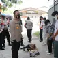 59 siswa yang ingin mengikuti demo Omnibus Law RUU Cipta Kerja diamankan polisi di perbatasan Tangerang-Tangerang Selatan, Kamis (8/10/2020). (Liputan6.com/Pramita Tristiawati)