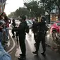 Polisi bersenjata lengkap meminta warga sekitar menjauh dari kawasan Mabes Polri Jakarta, Rabu (31/3/2021). Seorang terduga teroris diduga berupaya melakukan penyerangan ke area Mabes Polri hingga aksi baku tembak dengan polisi pun sempat terjadi. (Liputan6.com/Faizal Fanani)