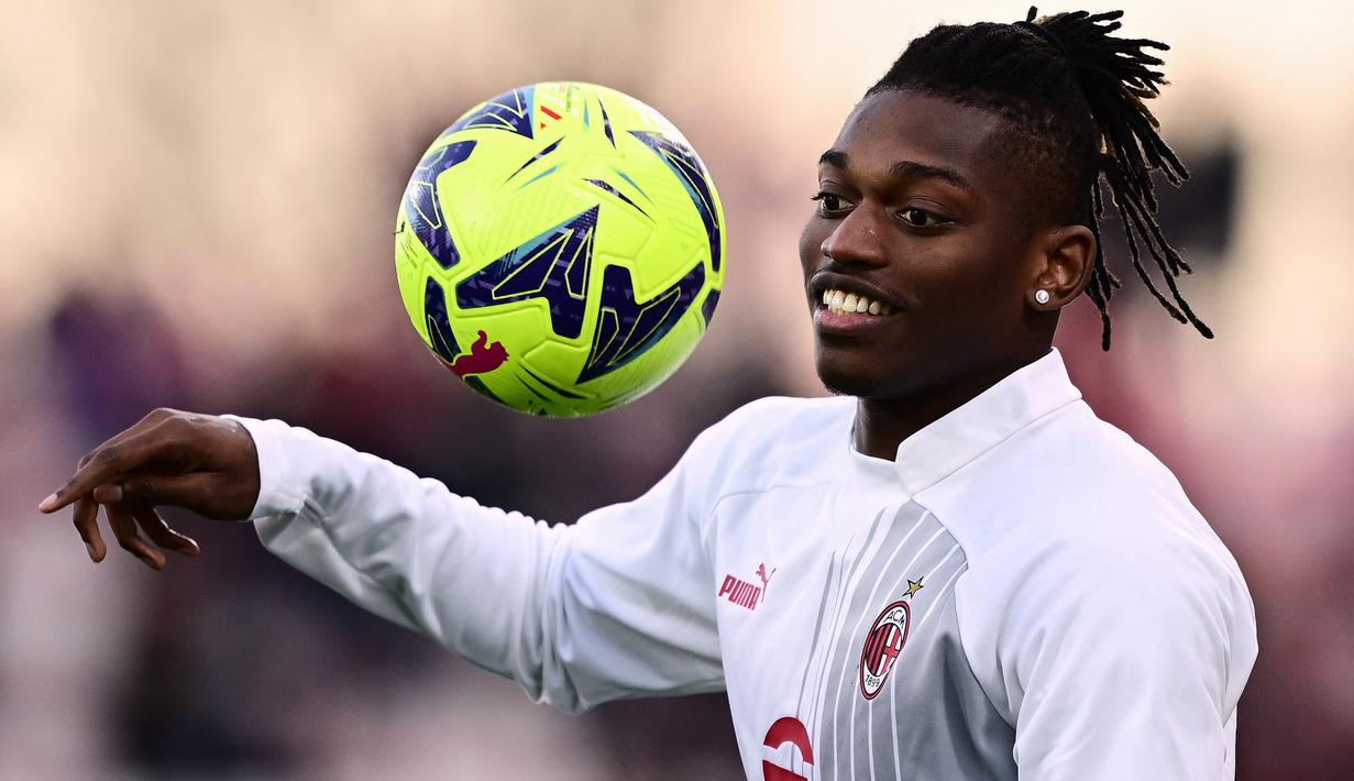 Sebagai salah satu liga terbaik di dunia dengan tingkat persaingan ynag ketat, Liga Italia Serie A banyak ditaburi para pemain muda berkualitas yang mampu unjuk kebolehan untuk bersaing dengan para pemain senior yang sarat pengalaman. Bahkan tak sedikit pemian muda yang akhirnya menjadi andalan di klubnya masing-masing. Keberhasilan mereka mengangkat prestasi klub yang dibelanya tentu saja akan berbanding lurus dengan nilai pasar mereka. Berikut 5 pemain muda dengan nilai pasar tertinggi di Liga Italia Serie A musim 2022/2023 menurut situs transfermarkt. (AFP/Marco Bertorello)