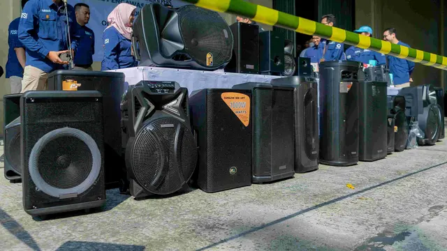 Sejumlah speaker aktif yang tidak memiliki SPPT-SNI ditampilkan pada konferensi pers hasil pengawasan Kemenperin di Jakarta, Jumat (19/7/2024). (Dok Kemenperin)