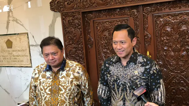 Menteri ATR/BPN Agus Harimurti Yudhoyono (AHY) mengunjungi kantor Menko Airlangga Hartarto, Senin (26/2/2024) sore. (Tira/Liputan6.com)