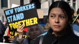Para imigran dan aktivis berunjuk rasa menentang pemerintahan Donald Trump yang akan datang dan rencananya untuk mendeportasi imigran tidak berdokumen secara massal. (Stephanie Keith/Getty Images North America/Getty Images via AFP)