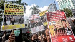 Massa menggelar demonstrasi solidaritas untuk muslim Uighur di depan Kedubes China, Jakarta, Jumat (3/6/2022). Mereka menuntut pemerintah China melalui kedutaan besarnya di Indonesia untuk segera menghentikan penyiksaan, penyanderaan, dan pelarangan umat muslim Uighur dalam melaksanakan aktivitas ibadah. (Liputan6.com/Faizal Fanani)