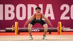 Atlet angkat besi Indonesia, Muhammad Husni berkompetisi pada nomor angkat besi putra 55 kg SEA Games 2023 di Taekwondo Hall Olympic Complex, Phnom Penh, Kamboja, Sabtu (13/05/2023). Husni berhasil meraih medali perunggu setelah melakukan total angkatan 233 kg, dengan rincian 133 kg snatch dan 120 clean & jerk. (Bola.com/Abdul Aziz)