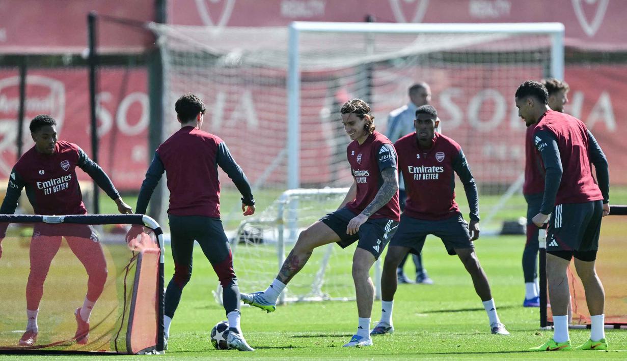 Sementara, jelang laga kontra Sporting, tim racikan Mikel Arteta dikabarkan mendapat suntikan tenaga dengan kembalinya tiga pemain inti ke sesi latihan untuk memperkuat kedalaman skuad. Tampak dalam foto, bek Arsenal asal Italia, Riccardo Calafiori (tengah) saat mengikuti sesi latihan tim di pusat pelatihan Arsenal di London Colney, utara London, pada Senin 6 April 2026. (Glyn KIRK/AFP)