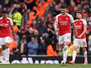 Arsenal gagal menggusur Manchester City dari puncak klasemen Liga Inggris setelah menyerah 0-2 dari sang tamu, Aston Villa pada laga pekan ke-33 Premier League 2023/2024 di Emirates Stadium, London, Minggu (14/4/2024). Kekalahan The Gunners ditentukan oleh dua gol yang hanya berjarak tiga menit di akhir babak kedua melalui Leon Bailey (84') dan Ollie Watkins (87'). Dengan hasil ini, Arsenal harus merelakan Man City sebagai tim terdepan dalam perburuan gelar juara Liga Inggris. Sama-sama menyisakan 6 laga lagi, The Citizens yang mengoleksi 73 poin unggul dua angka dari Arsenal dan Liverpool yang baru mengoleksi 71 poin. (AFP/Adrian Dennis)