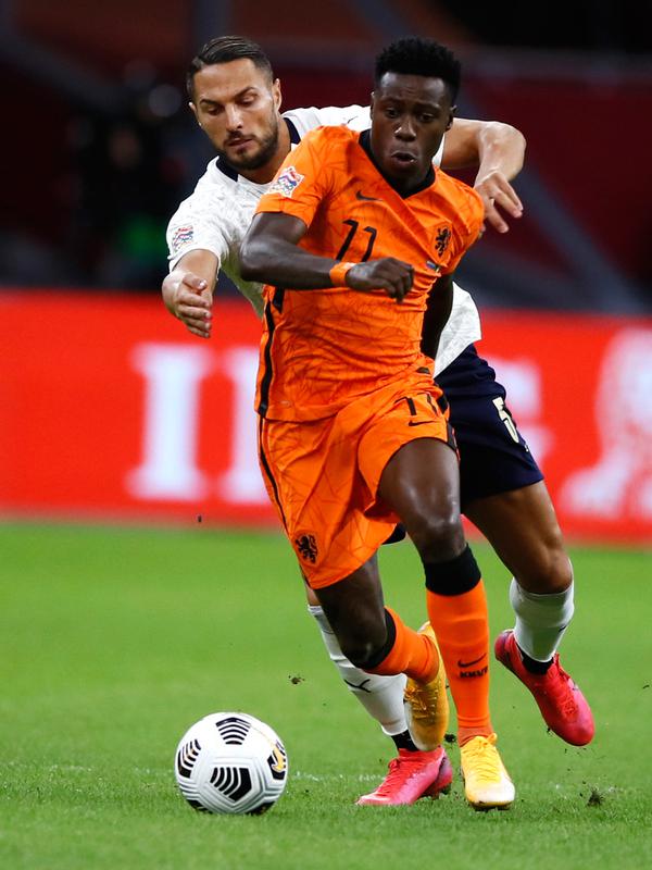 Kiper timnas Italia, Danilo D'Ambrosio berebut bola dengan pemain timnas Belanda, Quincey Promes pada lanjutan UEFA Nations League Grup 1 Liga 1 di Johann Cryuff Arena, Senin (7/9/2020). Italia menang 1-0 saat berkunjung ke markas Belanda. (AP Photo/Peter Dejong)