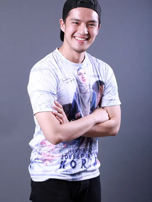 "Yang pasti harus mandiri, saya paling suka perempuan yang independen. Bisa urus diri sendiri dan enggak tergantung sama orang lain," kata Morgan Oey di kawasan Ciledug, Tangerang, Sabtu (9/7/2016). (Deki Prayoga/Bintang.com)