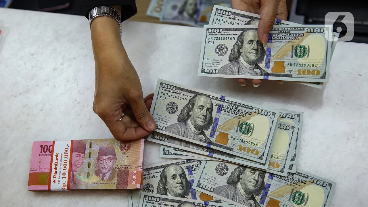 Rupiah and US dollars. Photo: Liputan6