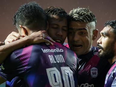 Klub milik Raffi Ahmad, Rans Cilegon FC memastikan satu tempat di final Liga 2 sekaligus berhak promosi ke Liga 1 musim depan usai menang 3-0 atas PSIM Yogyakarta dalam laga semifinal Liga 2 yang diwarnai hujan lebat di Stadion Pakansari, Bogor, Senin (27/12/2021). (Bola.com/Bagaskara Lazuardi)