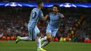 Leroy Sane (kanan) ikut mencetak satu gol untuk Manchester City saat melawan Monaco pada babak 16 besar leg pertama Liga Champions di Etihad Stadium, Manchester, (21/2/2017).  (AP/Dave Thompson)