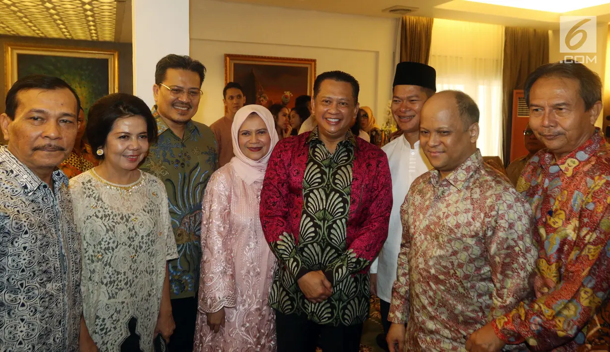 Ketua DPR RI Bambang Soesatyo foto bersama saat halalbihalal di kediamannya di Jakarta, Jumat (15/6). Kegiatan rutin dalam rangka merayakan hari raya Idul Fitri 1439 H ini dihadiri oleh pejabat, legislator serta masyarakat umum. (Liputan6.com/Johan Tallo)