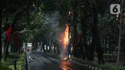 Kebakaran terjadi ketika cuaca sedang diguyur hujan deras, dan diduga karena hubungan pendek arus listrik. (Liputan6.com/Faizal Fanani)