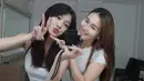 Jennie Blackpink pun mengunggah ulang postingan Ayu Ting-Ting saat dance lagu terbarunya, Sedangkan Regina dinotice Lisa saat konser. Di kolom komentar tersebut, para netizen pun mengatakan Jennie dan Lisanya Indonesia. [@ayutingting92]