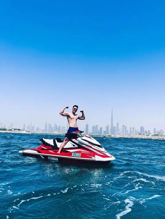 <p>Momen selanjutnya adalah ketika Verrel Bramasta tengah berada di lautan bersama jetski yang dinaiki. (FOTO: instagram.com/bramastavrl/)</p>