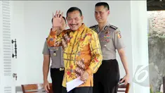 Wakapolri Badrodin Haiti melambaikan tangan saat bersiap jelang kedatangan Komisi III ke rumahnya di kawasan Jagakarsa, Jakarta, Rabu (15/4/2015). (Liputan6.com/Helmi Afandi)