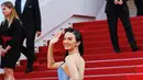 Di premiere film ‘La Passion de Dodin Bouffant’ pada 24 Mei, Raline menebar pesonanya dengan gaun warna sky blue karya Hester Pang. [Foto: IG/ralineshah].