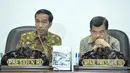 Presiden Joko Widodo dan Wapres Jusuf Kalla saat  dalam rapat terbatas di Istana Kepresidenan, Jakarta, Rabu (1/4/2015). Rapat membahas kerjasama antara BUMN dan BUMD dalam mengelola moda transportasi massal. (Liputan6.com/Faizal Fanani)