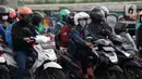 Pengendara motor di pemberhentian lampu Merah, Kota Depok, Jawa Barat, Minggu (12/4/2020). Menteri Kesehatan menyetujui menerapkan Pembatasan Sosial Berskala Besar (PSBB) di wilayah Kota Depok yang akan dimulai, Rabu (15/4) dalam pencegahan meluasnya COVID-19. (Liputan6.com/Helmi Fithriansyah)
