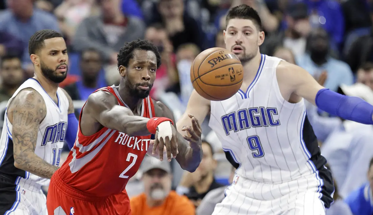 Pemain Houston Rockets, Patrick Beverley (2) memberikan umpan kepada rekannya saat dihadang para pemain Orlando Magic pada laga NBA  basketball game di Amway Center, (6/1/2017), Orlando. Houston Rockets menang 100-93. (AP/John Raoux)