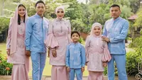 Meski berbeda agama, saat gender reveal Sarah Menzel mengenakan kerudung dengan pakaian pinknya. Penampilannya mencuri perhatian netizen. (@ashanty_ash)